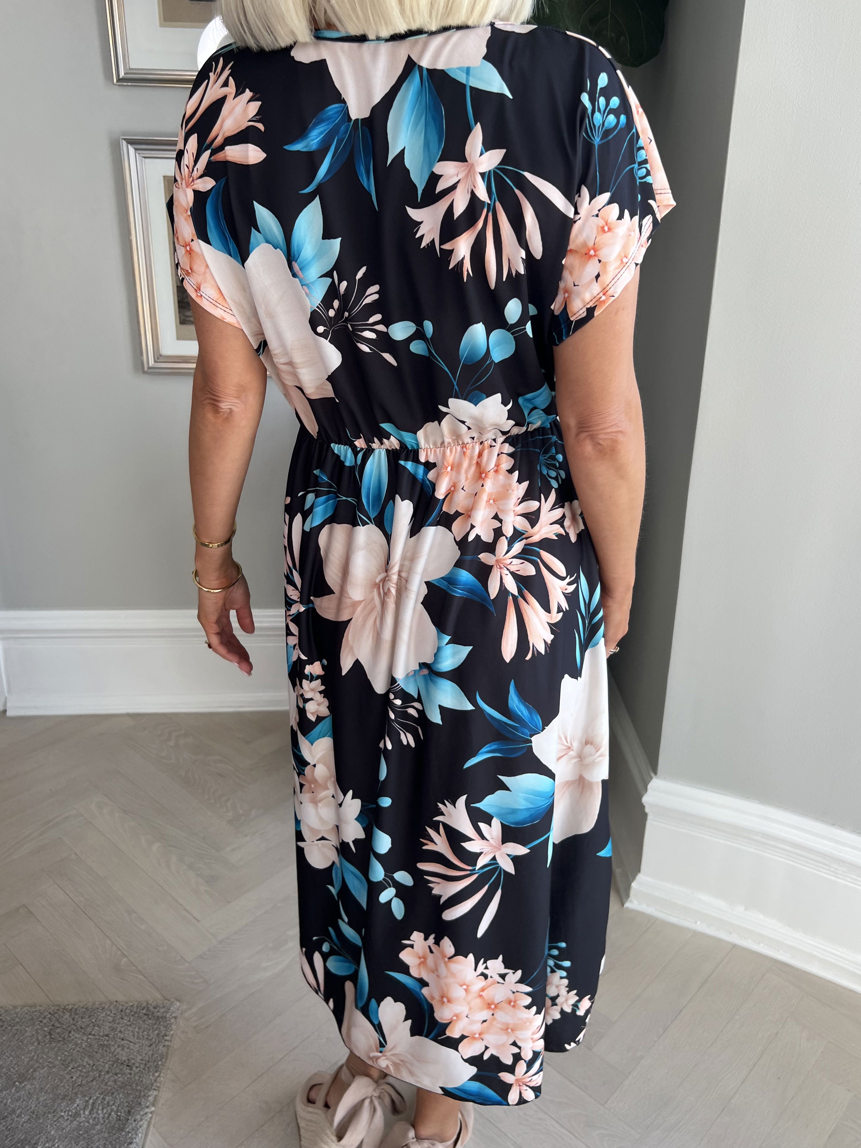 Aija - Sød blomstret kjole med elastik i taljen